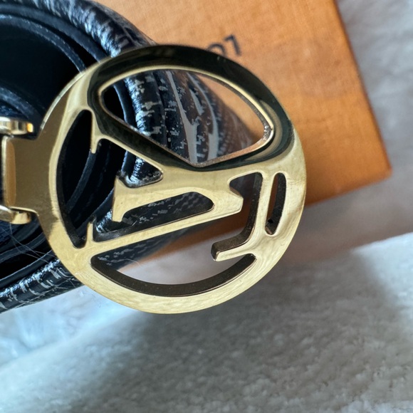 Louis Vuitton Hollographic Monoglam Lou Wallet - Picture 8 of 14